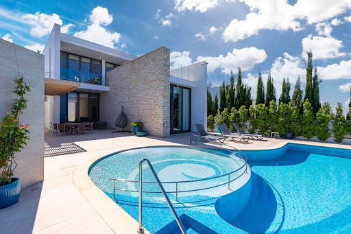 House with pool and garden 5