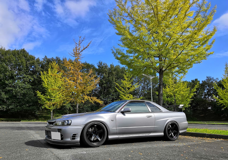 スカイラインのADVAN Racing GT・車高調整中・沼だわ・紅葉に関するカスタム事例の投稿画像1枚目
