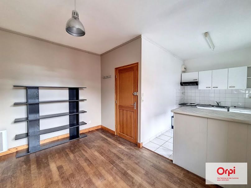 Location  appartement 2 pièces 30 m² à Montmarault (03390), 345 €