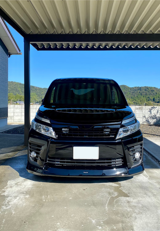 ヴォクシーの今日も良い天気☀️・朝から作業。・お目々を変更・煌めかない煌！・来週は北九州へに関するカスタム事例の投稿画像1枚目