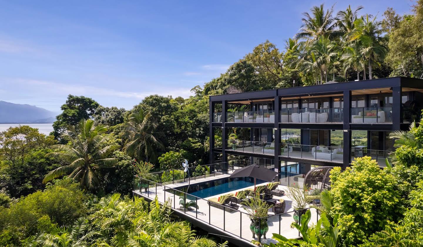 House with garden and terrace Port Douglas