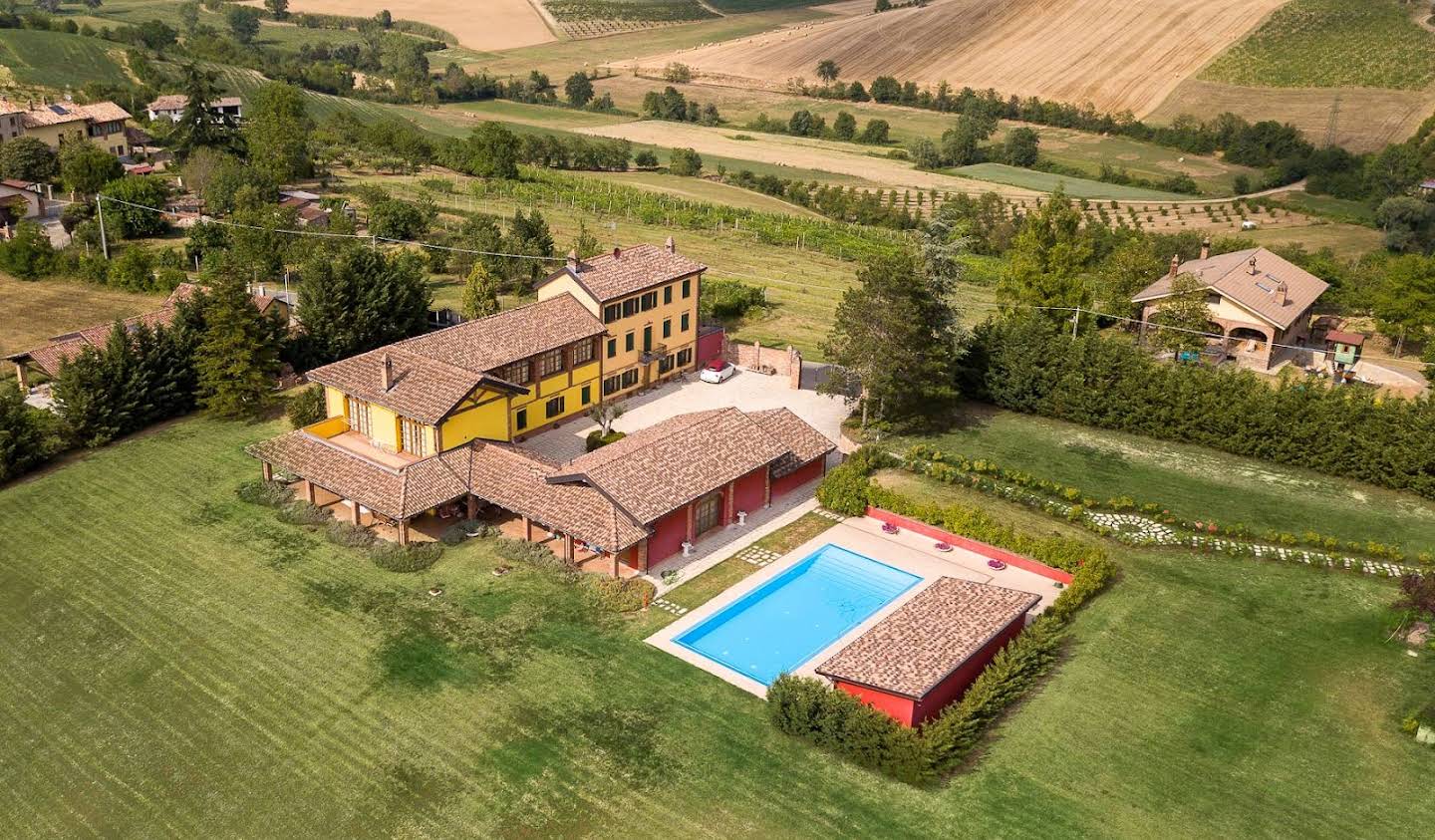 Corps de ferme avec jardin et piscine Penango