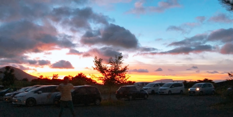 プリウスαの夕焼けと愛車・阿蘇に関するカスタム事例の投稿画像1枚目