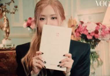 What does Rosé from Blackpink carry in her bag?