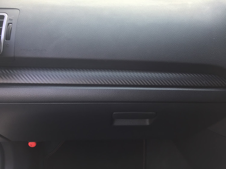 WRX S4のカーボンシート貼り付け・DIYに関するカスタム事例の投稿画像3枚目