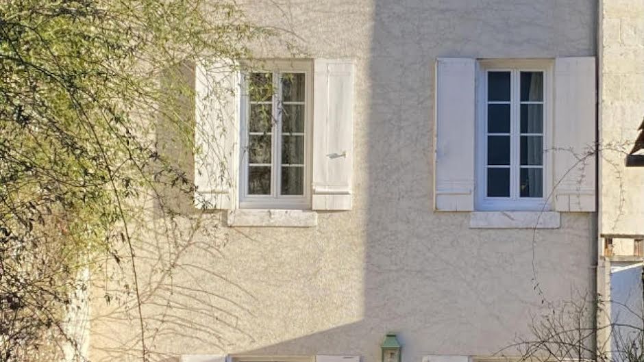 Vente maison   à Chalais (16210), 227 900 €