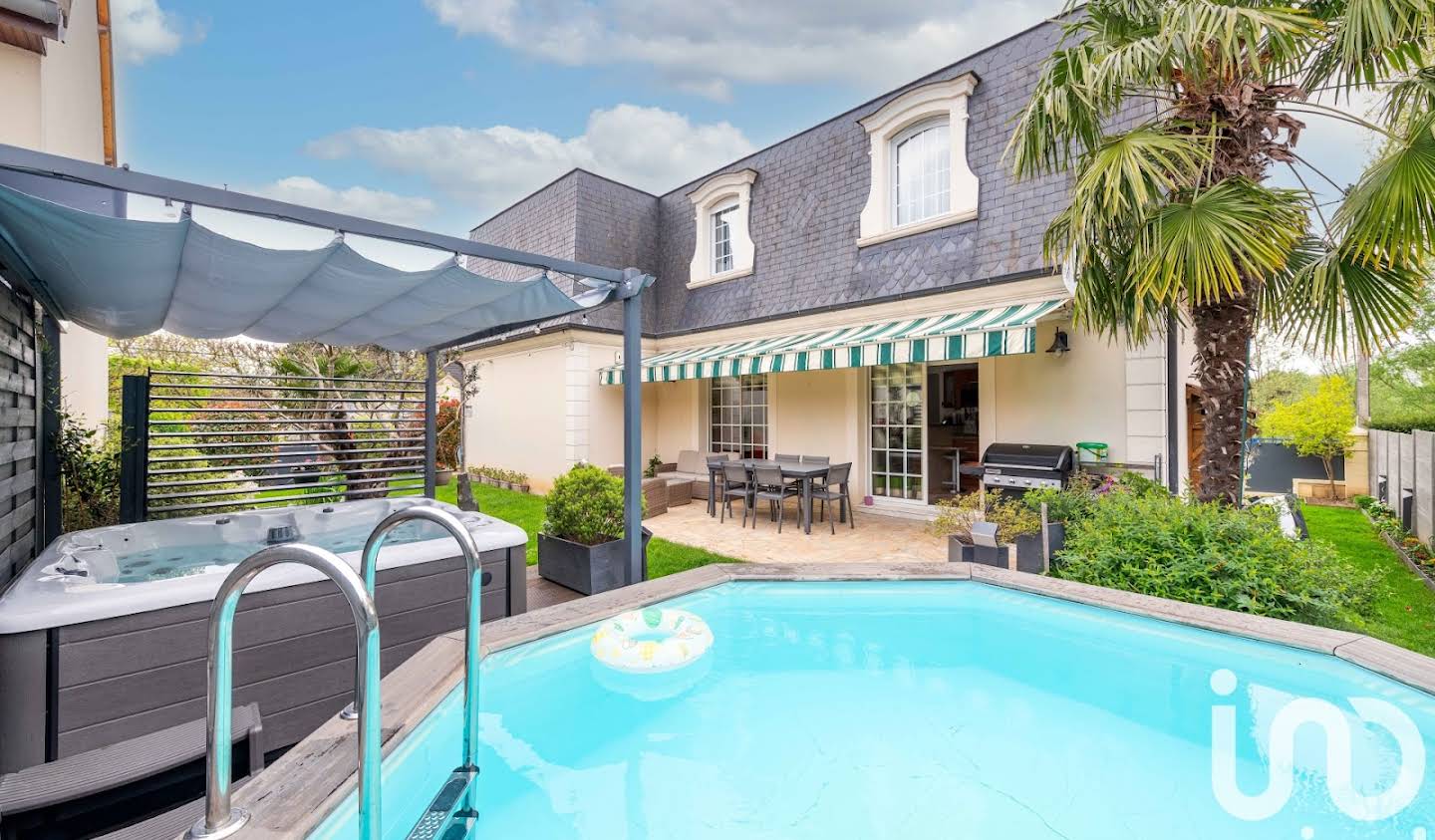 House with pool Champs-sur-Marne