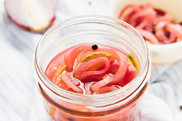 QUICK PICKLED ONIONS (HOW TO PICKLE ANY VEGETABLE)