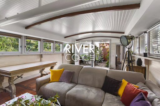 Houseboat 4
