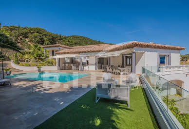 Villa with pool and garden 13