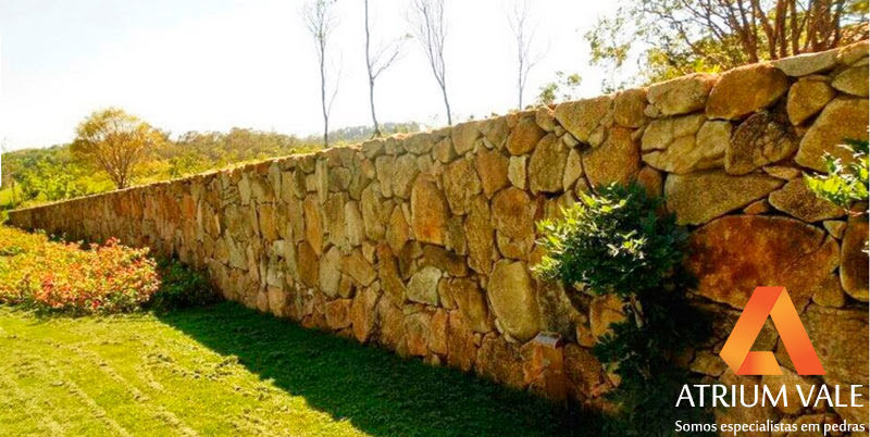 O muro de pedra, pedra em esfera pattren do rio