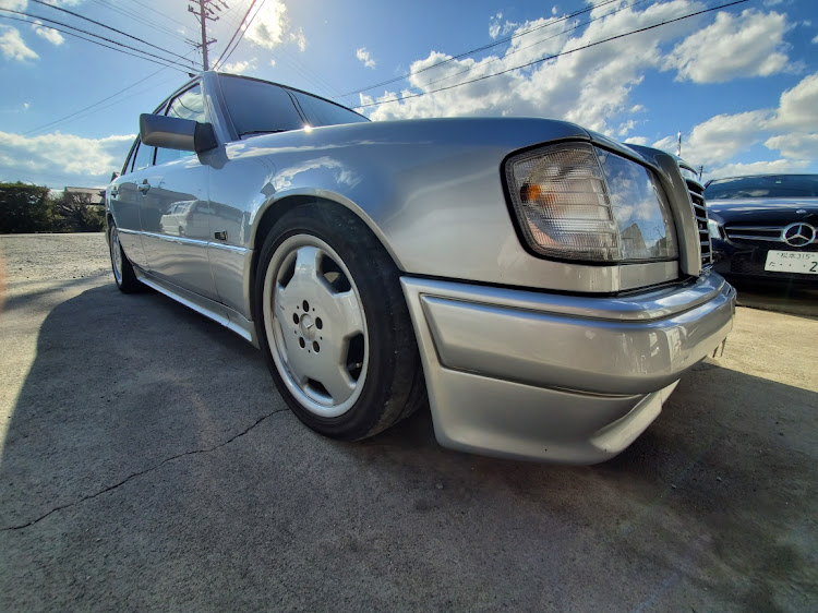 Eクラス セダンのタイヤ交換・エアーグーに関するカスタム事例の投稿画像1枚目