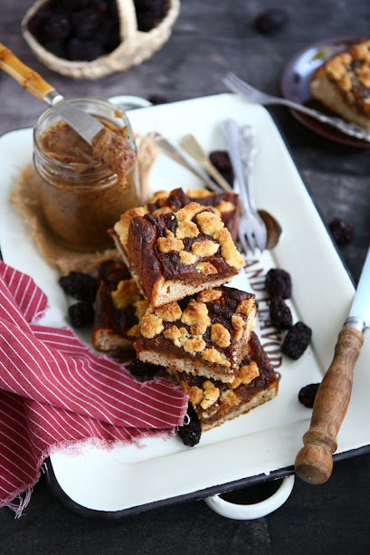 Jujube Spelt Streusel Bars