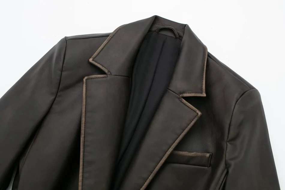 Damen Herbst Lederimitat Gürtel Mantel. Stilvoller Schutz für kühle Tage. Dieser Mantel kombiniert Mode und Funktion perfekt.