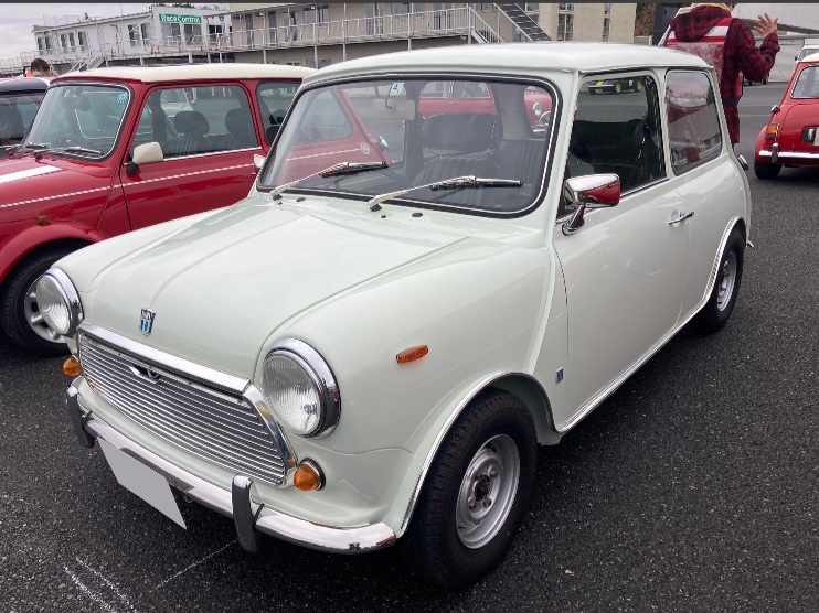 ミニクーパー1.3の毎回いいね〜ありがとう😊🙏❣️・イベント会場のギャラリーの車も👍・クラシックミニ保存会・絶版車愛好会・いいね返しはお互い様〜🙆‍♂️に関するカスタム事例の投稿画像17枚目