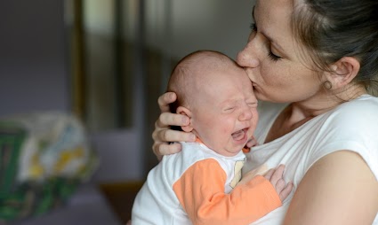 Płaczące niemowlę z mamą