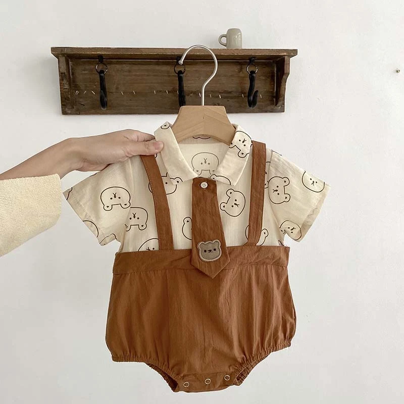 Combinaison enfant imprimée à couleurs contrastées, idéale pour jouer et bouger en toute liberté, confortable et tendance pour les enfants.