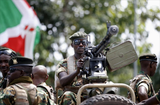 A soldier, who is escorting Burundi's President Pierre Nkurunziza, mans a weapon in Bujumbura, Burundi, May 17, 2015. Photo/REUTERS