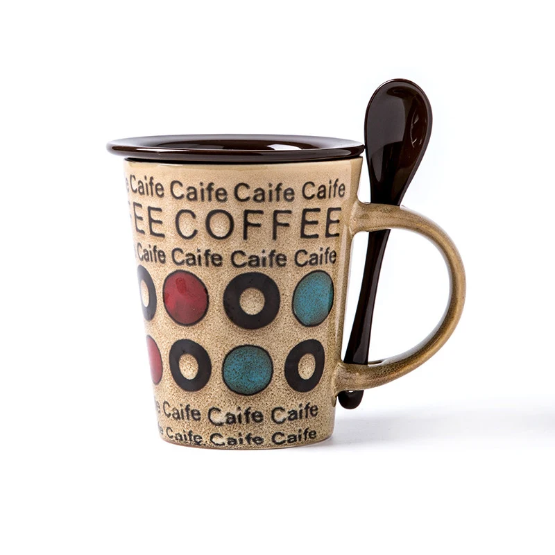 Mug tendance en céramique pour café et lait avec couvercle et cuillère. Idéal pour savourer vos boissons chaudes avec style et confort.