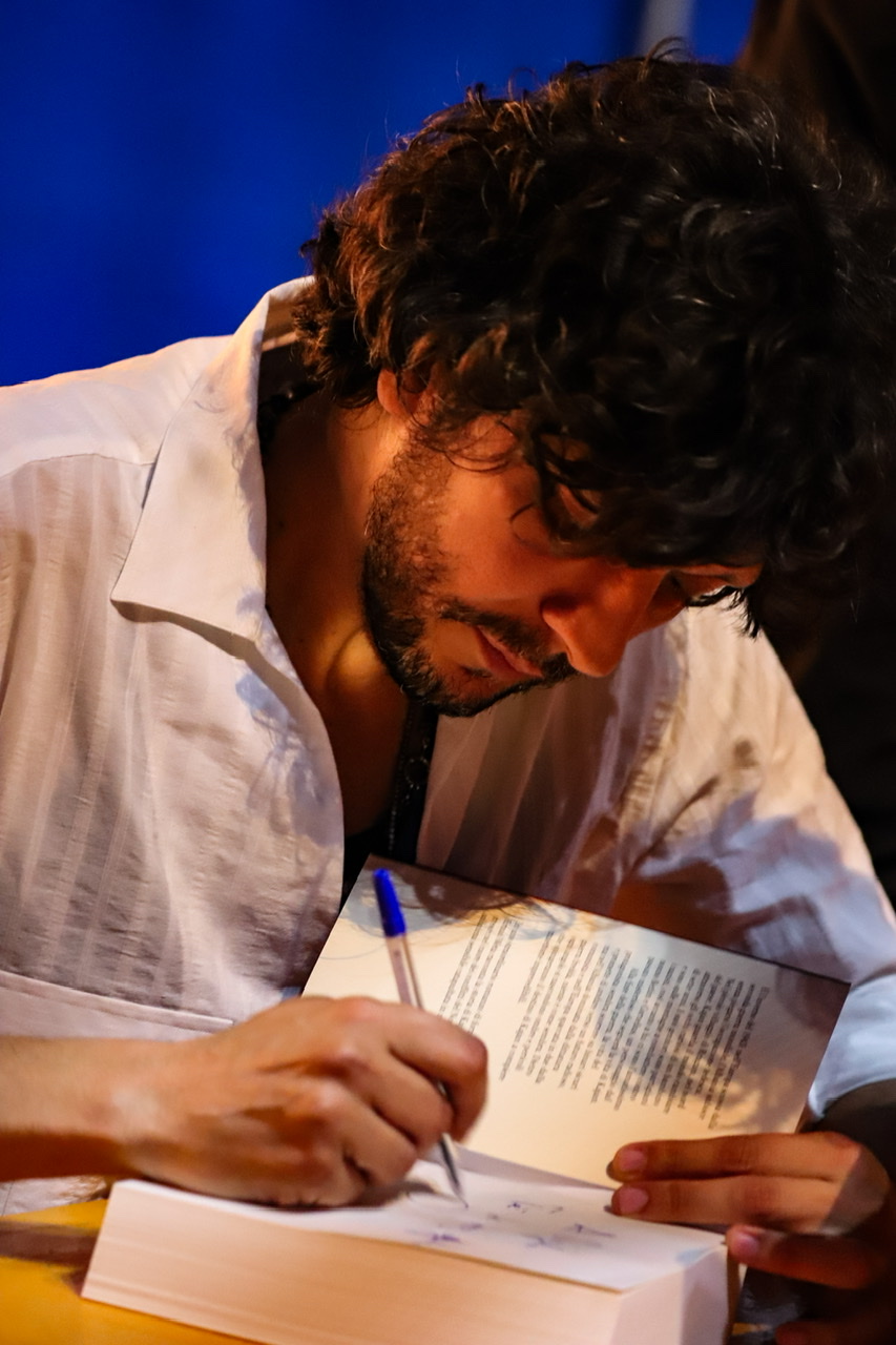 Autografando il proprio romanzo  di Renata Roattino@jhonninaphoto