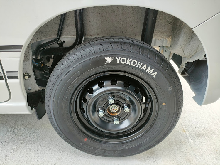 N-VANの黒鉄チン・ホワイトレター化・ヌリヌリしました・タイヤマーカー・センターホイールキャップに関するカスタム事例の投稿画像3枚目