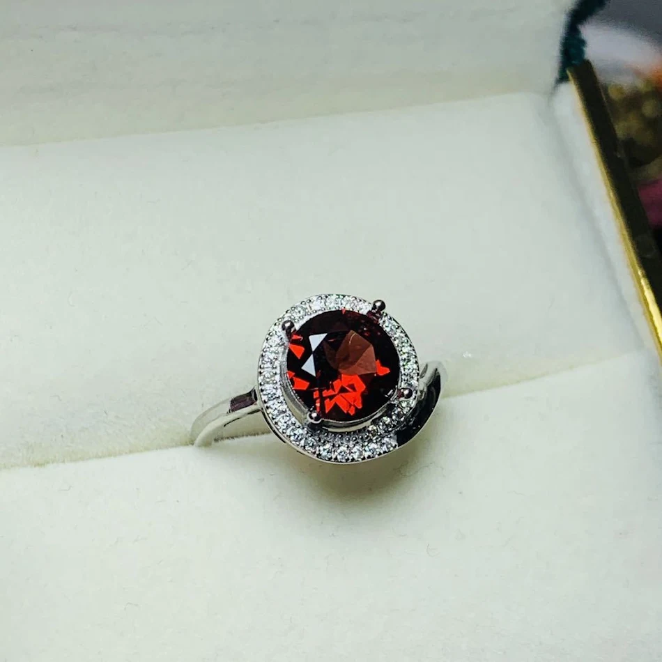Gepersonaliseerde granaatring voor dames – Modieuze sieraden met jouw unieke touch. Een bijzonder cadeau.