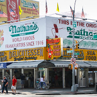 Nathan's - Qua hanno inventato gli Hot Dogs di 