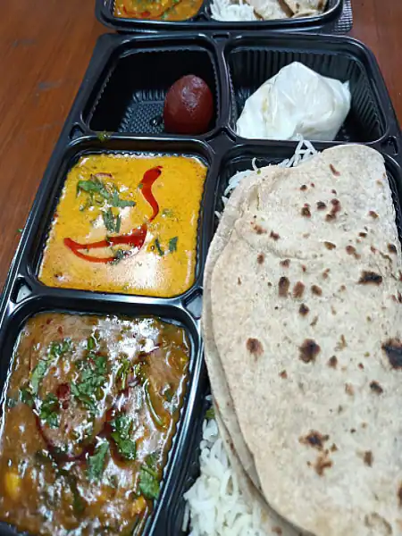 Kadhi Pakoda Thali