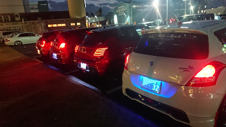 スイフトスポーツのZC32S型スイフトスポーツ・Velz KCV 04・車は白いがパーツは赤い・年末のご挨拶・斜め45度の美学に関するカスタム事例の投稿画像6枚目