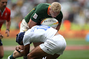 The Blitzboks' Ryan Oosthuizen attempts to get past Paul Scanlan of Samoa on day 3 of the 2022 HSBC Cape Town Sevens at Cape Town Stadium on November 11 2022.