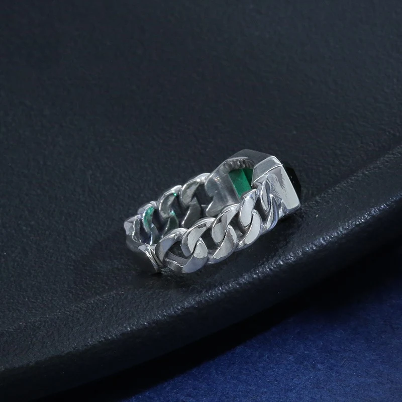 Bague en argent 925 avec émeraude en zircon synthétique. Un bijou élégant pour rehausser votre style quotidien ou pour les occasions spéciales.