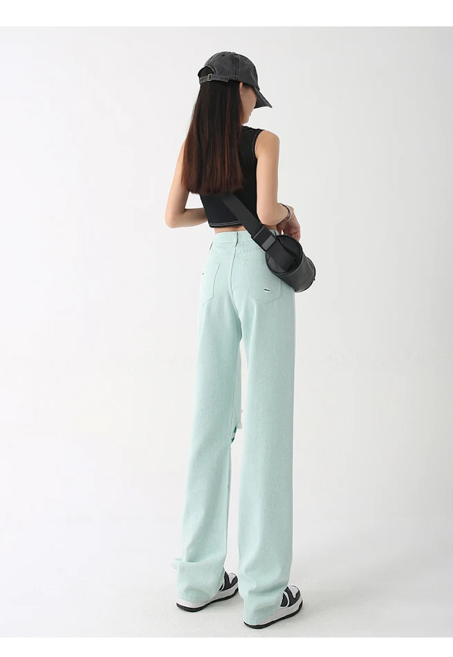 Jean déchiré ample taille haute pour femme, le confort et le style réunis. Parfait pour un look décontracté et tendance en toute occasion.