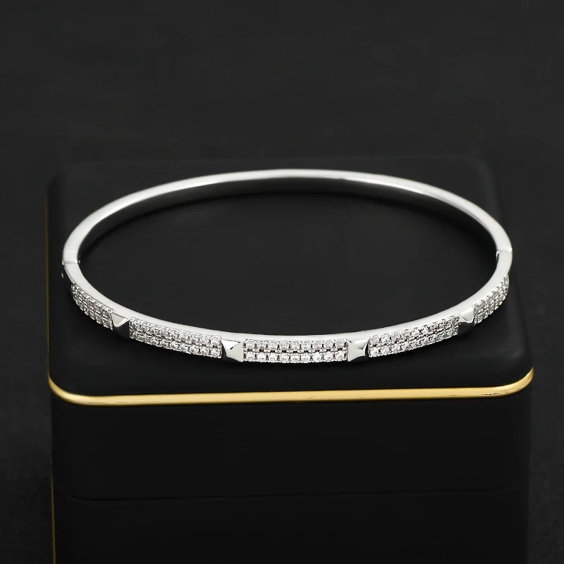 Bracelet femme design simple avec micro-incrustations de diamants. Élégance discrète et éclat subtil pour sublimer votre poignet et compléter votre tenue.
