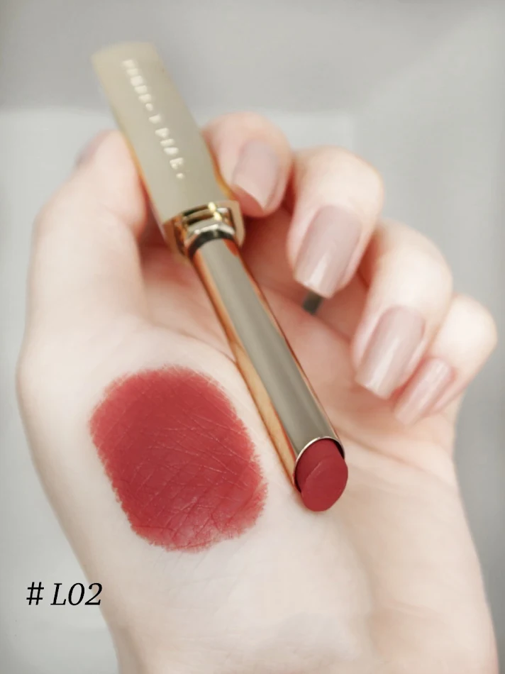 Perfektes Tagebuch mit Lippenstift-Tube. Planen Sie Ihren Tag stilvoll und schminken Sie sich unterwegs. Notizen und Lippenstift.