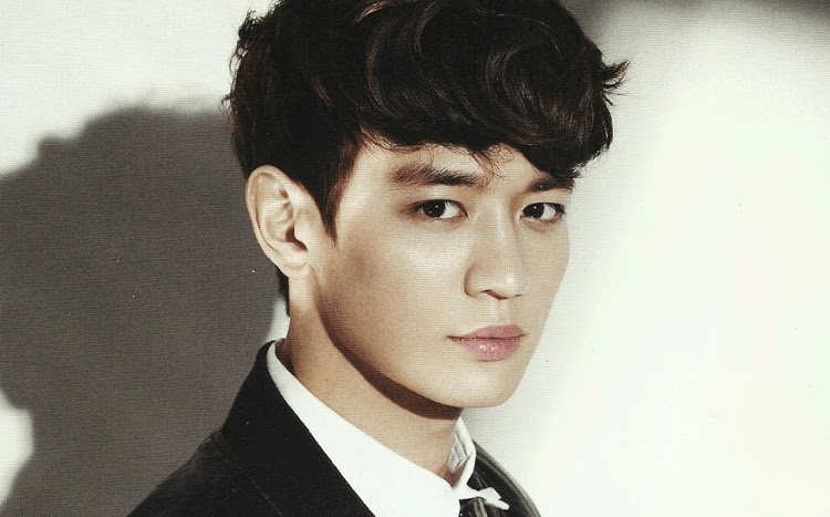 Minho's attractive manly features have fans head over heels