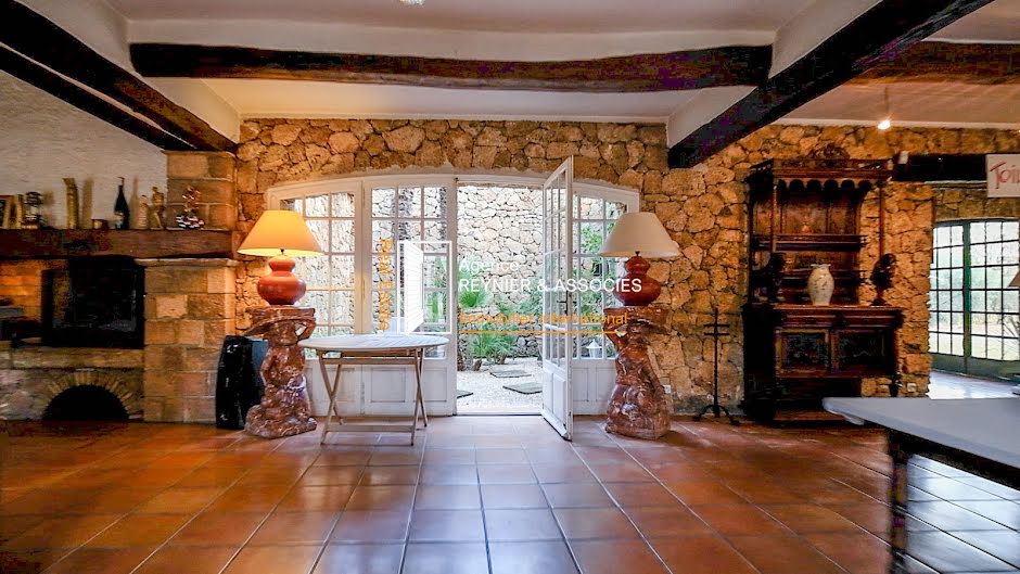 Vente propriété 10 pièces 582 m² à La Motte (83920), 1 180 000 €