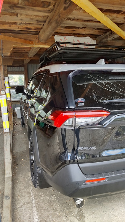 RAV4のRAV4好きな人と繋がりたい・純正マッドガード取り付けましたに関するカスタム事例の投稿画像3枚目