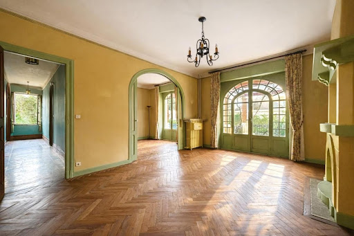 Living room with parquet floor and large bay window - Prestige property for sale in Bayonne, 10 rooms, 8 bedrooms