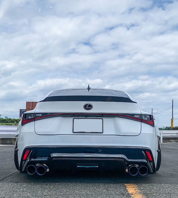 ISのエアサス・オーバーフェンダー・LEXUS IS・マフラー4本出し・リアアンダーディフューザーに関するカスタム事例の投稿画像1枚目