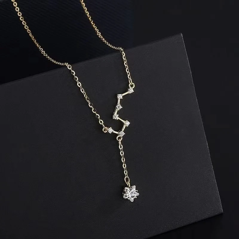 Colar feminino simples e versátil com constelação Ursa Maior. Um acessório perfeito para qualquer roupa, ideal para uso diário e realçar seu estilo único.