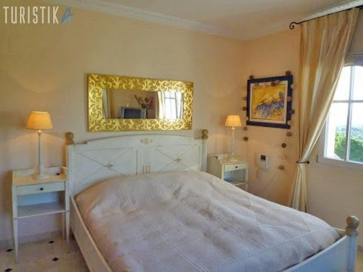 Villa avec piscine et terrasse 4