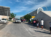 The queue at Makro in Strubens Valley.