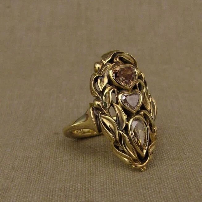 Bague femme Tres Jie rétro en forme de fleur avec cœur incrusté. Un bijou élégant pour toutes les occasions, parfait pour offrir en cadeau et accessoiriser.