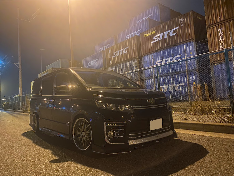 ヴォクシーのナイトドライブ・お買い物ついでに撮影・車高ギリギリ・車高あげなぎゃいけない・エアサス欲しいに関するカスタム事例の投稿画像6枚目