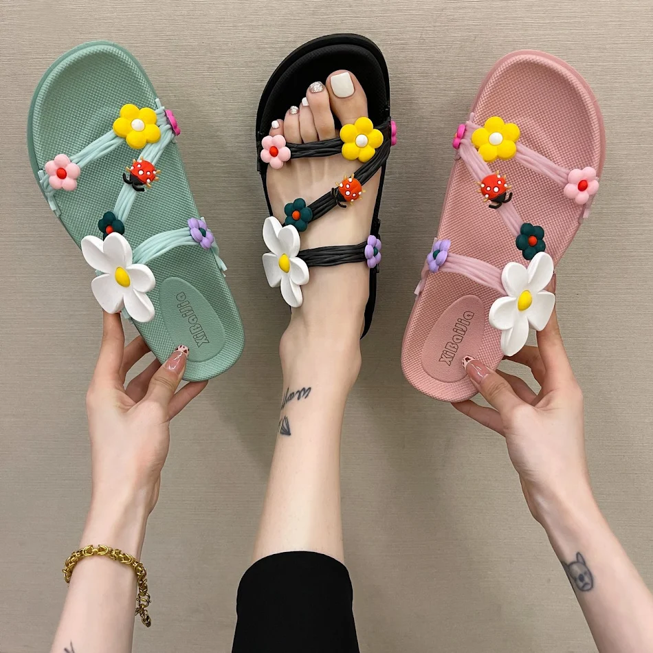 Strandsandalen en Slippers met Bloemen op Strandschoenen voor een Zomerse Look. Comfortabel en stijlvol aan het strand.