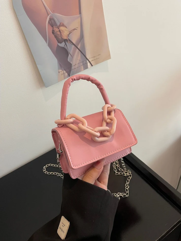 Sac bandoulière enfant à chaîne, sac à main pour femmes, parfait pour l'argent de poche, les essentiels, et facile à porter à l'épaule.