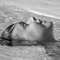 dentro e fuori dall'acqua, galleggiando di 