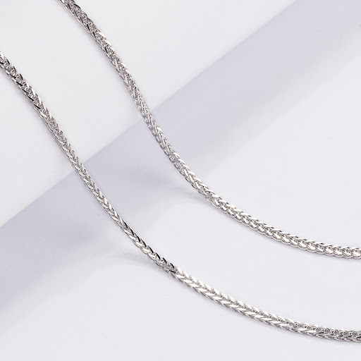 Title 6, Simple all-match shiny clavicle chain. A versat...