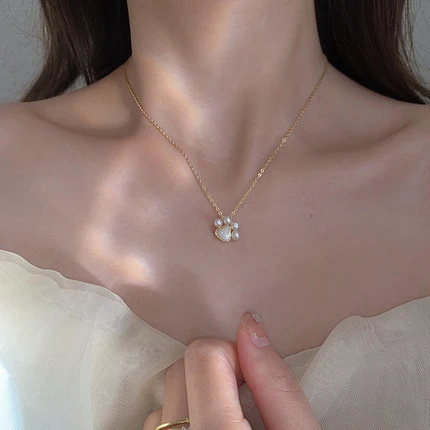 Colar feminino de design luxuoso com concha de pérola e pata de gato, design especial e elegante para mulheres que buscam sofisticação.