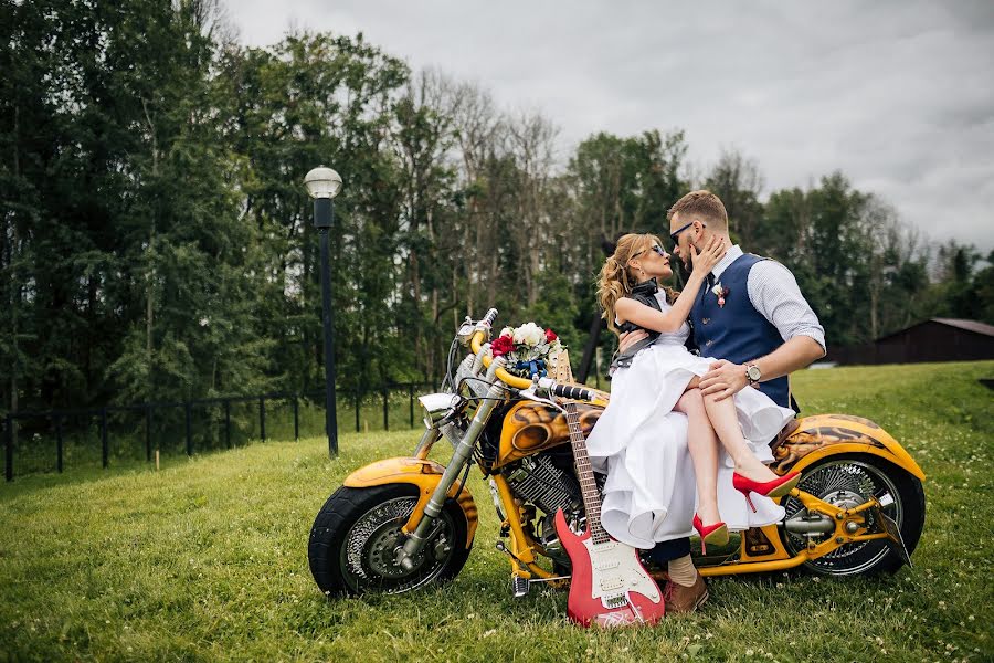 Fotógrafo de casamento Slava Semenov (ctapocta). Foto de 8 de outubro 2015